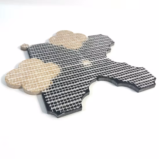 Mosaico de azulejos de parede de mármore preto e metal dourado